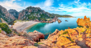 Costa Paradiso tatil beldesindeki Li Cossi plajının muhteşem manzarası. Akdeniz 'in resimli deniz manzarası. Konum: Costa Paradiso, Sassari ili, Sardunya, İtalya, Avrupa