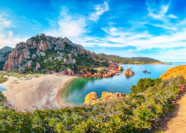 Costa Paradiso tatil köyündeki Li Cossi plajının nefes kesici manzarası. Akdeniz 'in resimli deniz manzarası. Konum: Costa Paradiso, Sassari ili, Sardunya, İtalya, Avrupa