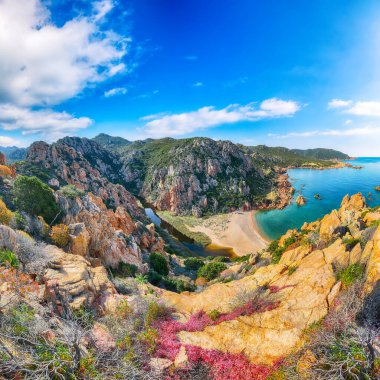 Costa Paradiso tatil köyündeki Li Cossi plajının nefes kesici manzarası. Akdeniz 'in resimli deniz manzarası. Konum: Costa Paradiso, Sassari ili, Sardunya, İtalya, Avrupa