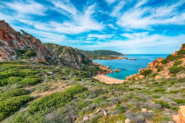 Costa Paradiso tatil köyündeki Li Cossi plajının nefes kesici manzarası. Akdeniz 'in resimli deniz manzarası. Konum: Costa Paradiso, Sassari ili, Sardunya, İtalya, Avrupa