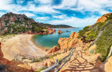 Costa Paradiso tatil beldesindeki Li Cossi plajının büyüleyici manzarası. Akdeniz 'in resimli deniz manzarası. Konum: Costa Paradiso, Sassari ili, Sardunya, İtalya, Avrupa
