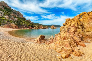 Costa Paradiso tatil beldesindeki Li Cossi plajının muhteşem manzarası. Akdeniz 'in resimli deniz manzarası. Konum: Costa Paradiso, Sassari ili, Sardunya, İtalya, Avrupa