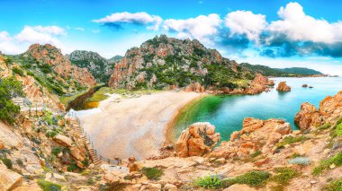 Costa Paradiso tatil beldesindeki Li Cossi plajının büyüleyici manzarası. Akdeniz 'in resimli deniz manzarası. Konum: Costa Paradiso, Sassari ili, Sardunya, İtalya, Avrupa