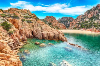 Costa Paradiso tatil beldesindeki Li Cossi plajının muhteşem manzarası. Akdeniz 'in resimli deniz manzarası. Konum: Costa Paradiso, Sassari ili, Sardunya, İtalya, Avrupa