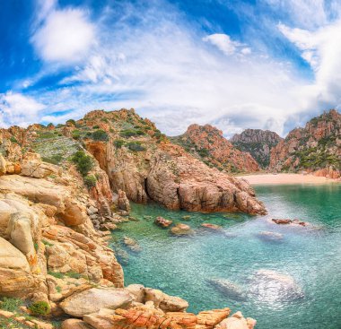 Costa Paradiso tatil beldesindeki Li Cossi plajının muhteşem manzarası. Akdeniz 'in resimli deniz manzarası. Konum: Costa Paradiso, Sassari ili, Sardunya, İtalya, Avrupa