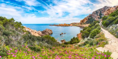 Popüler seyahat merkezi Costa Paradiso 'nun muhteşem manzarası. Akdeniz 'in pitoresk manzarası. Konum: Costa Paradiso, Sassari ili, Sardunya, İtalya, Avrupa