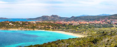 Palau 'daki La Sciumara plajının hayret verici manzarası. Akdeniz 'in resimli deniz manzarası. Konum: Palau, Olbia-Tempio ili, Sardinya, İtalya, Avrupa