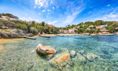 Porto Rafael tatil köyünün muhteşem plaj manzarası. Akdeniz 'in resimli deniz manzarası. Konum: Porto Rafael, Olbia Tempio ili, Sardunya, İtalya, Avrupa