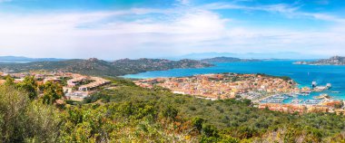 Palau limanı ve La Maddalena adasının nefes kesici manzarası. Konum: Palau, Olbia-Tempio ili, Sardinya, İtalya, Avrupa