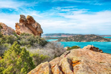 Capo Dorso 'daki popüler tatil beldesi Bear Rock' a (Roccia dellOrso) muhteşem bir manzara. Konum: Olbia-Tempio ili, Sardinya, İtalya, Avrupa