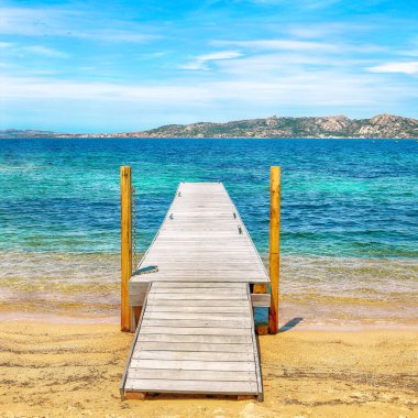 Porto Rafael tatil köyündeki halk plajındaki ahşap iskelenin muhteşem manzarası. Konum: Porto Rafael, Olbia Tempio ili, Sardunya, İtalya, Avrupa