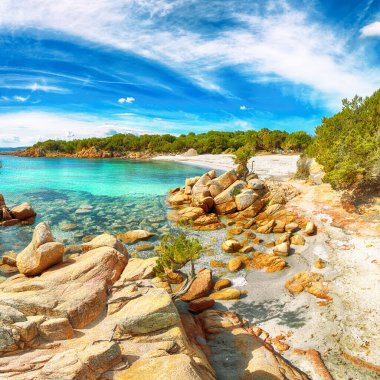 Capriccioli sahilinin büyüleyici manzarası. Akdeniz 'in popüler turizm beldesi. Konum: Arzachena, Sassari ili, Sardunya, İtalya, Avrupa