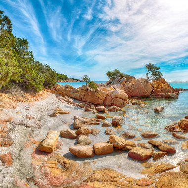 Capriccioli sahilinin nefes kesici manzarası. Akdeniz 'in popüler turizm beldesi. Konum: Arzachena, Sassari ili, Sardunya, İtalya, Avrupa