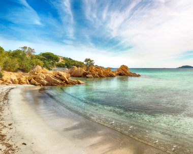 Capriccioli sahilinin nefes kesici manzarası. Akdeniz 'in popüler turizm beldesi. Konum: Arzachena, Sassari ili, Sardunya, İtalya, Avrupa