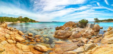 Capriccioli sahilinin panoramik manzarası. Akdeniz 'in popüler turizm beldesi. Konum: Arzachena, Sassari ili, Sardunya, İtalya, Avrupa