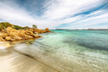 Capriccioli sahilinin şaşırtıcı manzarası. Akdeniz 'in popüler turizm beldesi. Konum: Arzachena, Sassari ili, Sardunya, İtalya, Avrupa