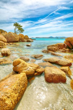 Capriccioli sahilinin büyüleyici manzarası. Akdeniz 'in popüler turizm beldesi. Konum: Arzachena, Sassari ili, Sardunya, İtalya, Avrupa