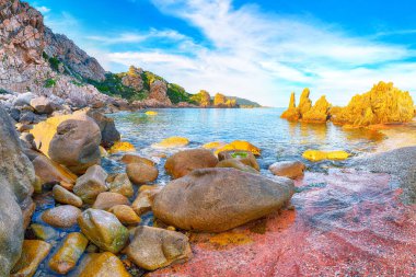 Popüler seyahat merkezi Costa Paradiso 'nun muhteşem manzarası. Akdeniz 'in pitoresk manzarası. Konum: Costa Paradiso, Sassari ili, Sardunya, İtalya, Avrupa