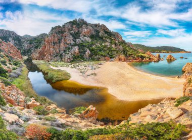 Costa Paradiso tatil beldesindeki Li Cossi plajının büyüleyici manzarası. Akdeniz 'in resimli deniz manzarası. Konum: Costa Paradiso, Sassari ili, Sardunya, İtalya, Avrupa