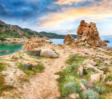 Popüler seyahat merkezi Costa Paradiso 'nun muhteşem manzarası. Akdeniz 'in pitoresk manzarası. Konum: Costa Paradiso, Sassari ili, Sardunya, İtalya, Avrupa