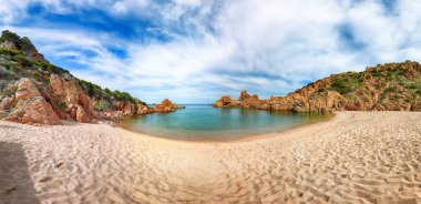 Costa Paradiso tatil köyündeki Li Cossi plajının nefes kesici manzarası. Akdeniz 'in resimli deniz manzarası. Konum: Costa Paradiso, Sassari ili, Sardunya, İtalya, Avrupa