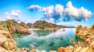 Costa Paradiso tatil beldesindeki Li Cossi plajının muhteşem manzarası. Akdeniz 'in resimli deniz manzarası. Konum: Costa Paradiso, Sassari ili, Sardunya, İtalya, Avrupa