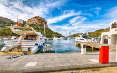 Kosta Smeralda 'da lüks yatları olan Poltu Quatu limanı ve körfezinin büyüleyici manzarası. Akdeniz 'in popüler seyahat noktası. Konum: Poltu Quatu, Sassari ili, Sardunya, İtalya, Avrupa