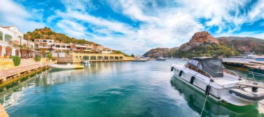 Kosta Smeralda 'daki Poltu Quatu limanı ve körfezi yatları ve motorlu tekneleriyle hayret verici bir manzara. Akdeniz 'in popüler seyahat noktası. Konum: Poltu Quatu, Sassari ili, Sardunya, İtalya, Avrupa