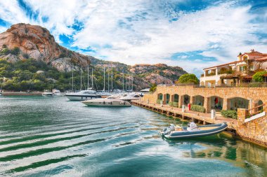 Kosta Smeralda 'daki Poltu Quatu limanı ve körfezi yatları ve motorlu tekneleriyle hayret verici bir manzara. Akdeniz 'in popüler seyahat noktası. Konum: Poltu Quatu, Sassari ili, Sardunya, İtalya, Avrupa