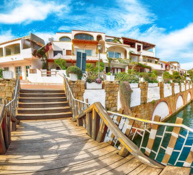 Costa Smeralda 'daki Poltu Quatu kasabasının büyüleyici manzarası. Akdeniz 'in popüler seyahat noktası. Konum: Poltu Quatu, Sassari ili, Sardunya, İtalya, Avrupa