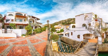 Costa Smeralda 'daki Poltu Quatu kasabasının hayret verici manzarası. Akdeniz 'in popüler seyahat noktası. Konum: Poltu Quatu, Sassari ili, Sardunya, İtalya, Avrupa