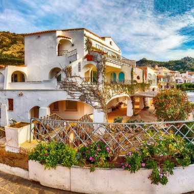 Costa Smeralda 'daki Poltu Quatu kasabasının muhteşem manzarası. Akdeniz 'in popüler seyahat noktası. Konum: Poltu Quatu, Sassari ili, Sardunya, İtalya, Avrupa