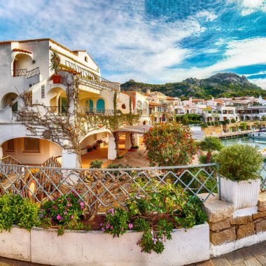 Costa Smeralda 'daki Poltu Quatu kasabasının büyüleyici manzarası. Akdeniz 'in popüler seyahat noktası. Konum: Poltu Quatu, Sassari ili, Sardunya, İtalya, Avrupa