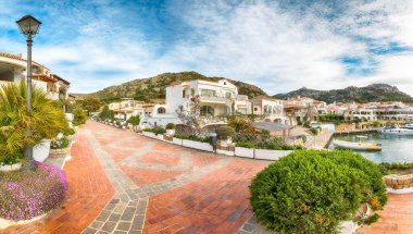 Costa Smeralda 'daki Poltu Quatu kasabasının büyüleyici manzarası. Akdeniz 'in popüler seyahat noktası. Konum: Poltu Quatu, Sassari ili, Sardunya, İtalya, Avrupa