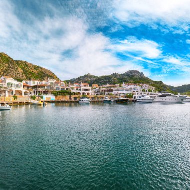 Kosta Smeralda 'daki Poltu Quatu limanının ve körfezinin harika manzarası. Akdeniz 'in popüler seyahat noktası. Konum: Poltu Quatu, Sassari ili, Sardunya, İtalya, Avrupa