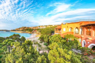 Günbatımında Porto Cervo 'nun nefes kesici manzarası. Akdeniz 'in popüler turizm beldesi. Konum: Arzachena, Sassari ili, Sardunya, İtalya, Avrupa