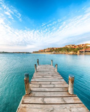 Ahşap iskeleden Porto Cervo 'nun muhteşem manzarası. Akdeniz 'in popüler turizm beldesi. Konum: Arzachena, Sassari ili, Sardunya, İtalya, Avrupa