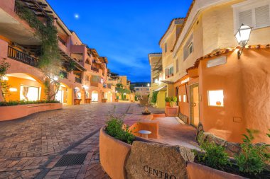 Porto Cervo 'nun muhteşem manzarası gece aydınlandı. Akdeniz 'in popüler turizm beldesi. Konum: Arzachena, Sassari ili, Sardunya, İtalya, Avrupa