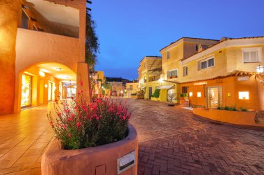 Porto Cervo kasabasının büyüleyici manzarası gece aydınlanıyor. Akdeniz 'in popüler turizm beldesi. Konum: Arzachena, Sassari ili, Sardunya, İtalya, Avrupa