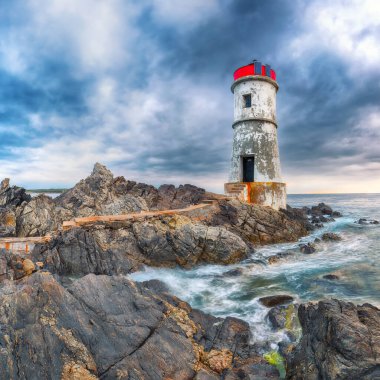 Capo Ferro Deniz Feneri 'nin kasvetli manzarası. Akdeniz 'in popüler seyahat noktası. Konum: Porto Cervo, Sassari ili, Sardunya, İtalya, Avrupa