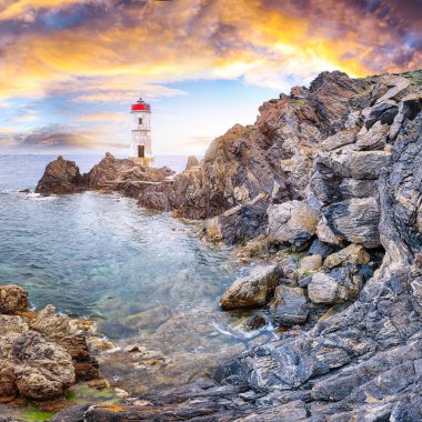 Capo Ferro Deniz fenerinde gün doğumunu görmek nefes kesici. Akdeniz 'in popüler seyahat noktası. Konum: Porto Cervo, Sassari ili, Sardunya, İtalya, Avrupa