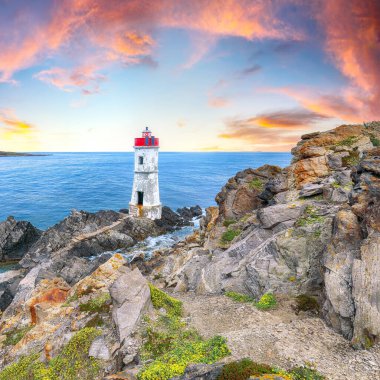 Capo Ferro Deniz fenerinde gün batımının muhteşem manzarası. Akdeniz 'in popüler seyahat noktası. Konum: Porto Cervo, Sassari ili, Sardunya, İtalya, Avrupa