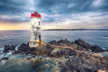 Capo Ferro Deniz Feneri 'nin kasvetli manzarası. Akdeniz 'in popüler seyahat noktası. Konum: Porto Cervo, Sassari ili, Sardunya, İtalya, Avrupa