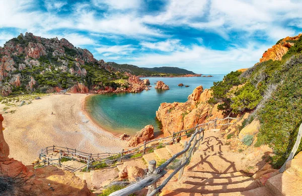 Costa Paradiso tatil beldesindeki Li Cossi plajının büyüleyici manzarası. Akdeniz 'in resimli deniz manzarası. Konum: Costa Paradiso, Sassari ili, Sardunya, İtalya, Avrupa