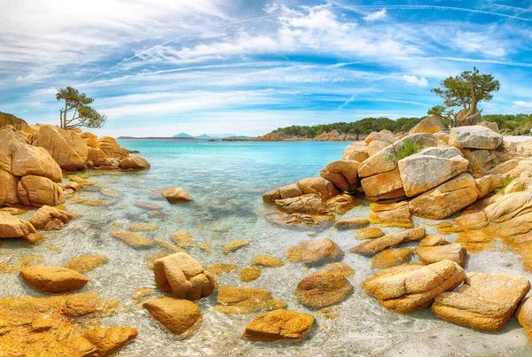 Capriccioli sahilinin nefes kesici manzarası. Akdeniz 'in popüler turizm beldesi. Konum: Arzachena, Sassari ili, Sardunya, İtalya, Avrupa