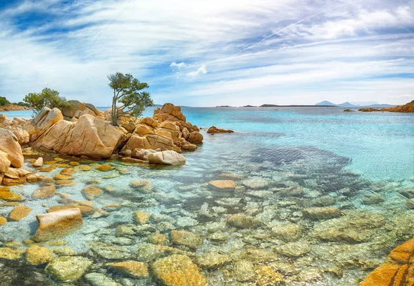 Capriccioli sahilinin muhteşem manzarası. Akdeniz 'in popüler turizm beldesi. Konum: Arzachena, Sassari ili, Sardunya, İtalya, Avrupa