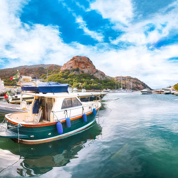 Espléndida Vista Del Puerto Bahía Poltu Quatu Con Yates Lujo —  Fotos de Stock