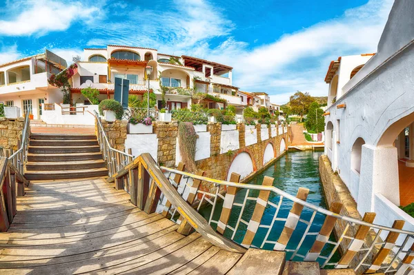 Costa Smeralda 'daki Poltu Quatu kasabasının muhteşem manzarası. Akdeniz 'in popüler seyahat noktası. Konum: Poltu Quatu, Sassari ili, Sardunya, İtalya, Avrupa