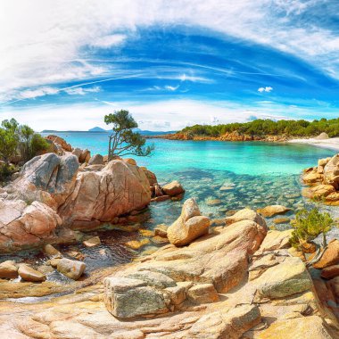 Capriccioli sahilinin şaşırtıcı manzarası. Akdeniz 'in popüler turizm beldesi. Konum: Arzachena, Sassari ili, Sardunya, İtalya, Avrupa