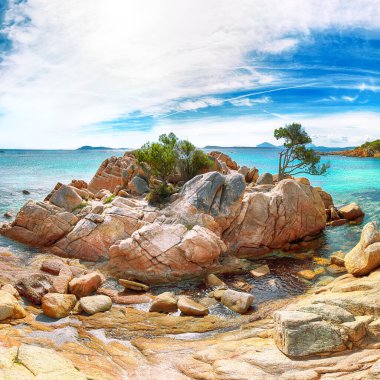 Capriccioli sahilinin nefes kesici manzarası. Akdeniz 'in popüler turizm beldesi. Konum: Arzachena, Sassari ili, Sardunya, İtalya, Avrupa